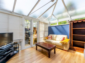 Pass the Keys Quirky centrally located 2 bedroom treasure
